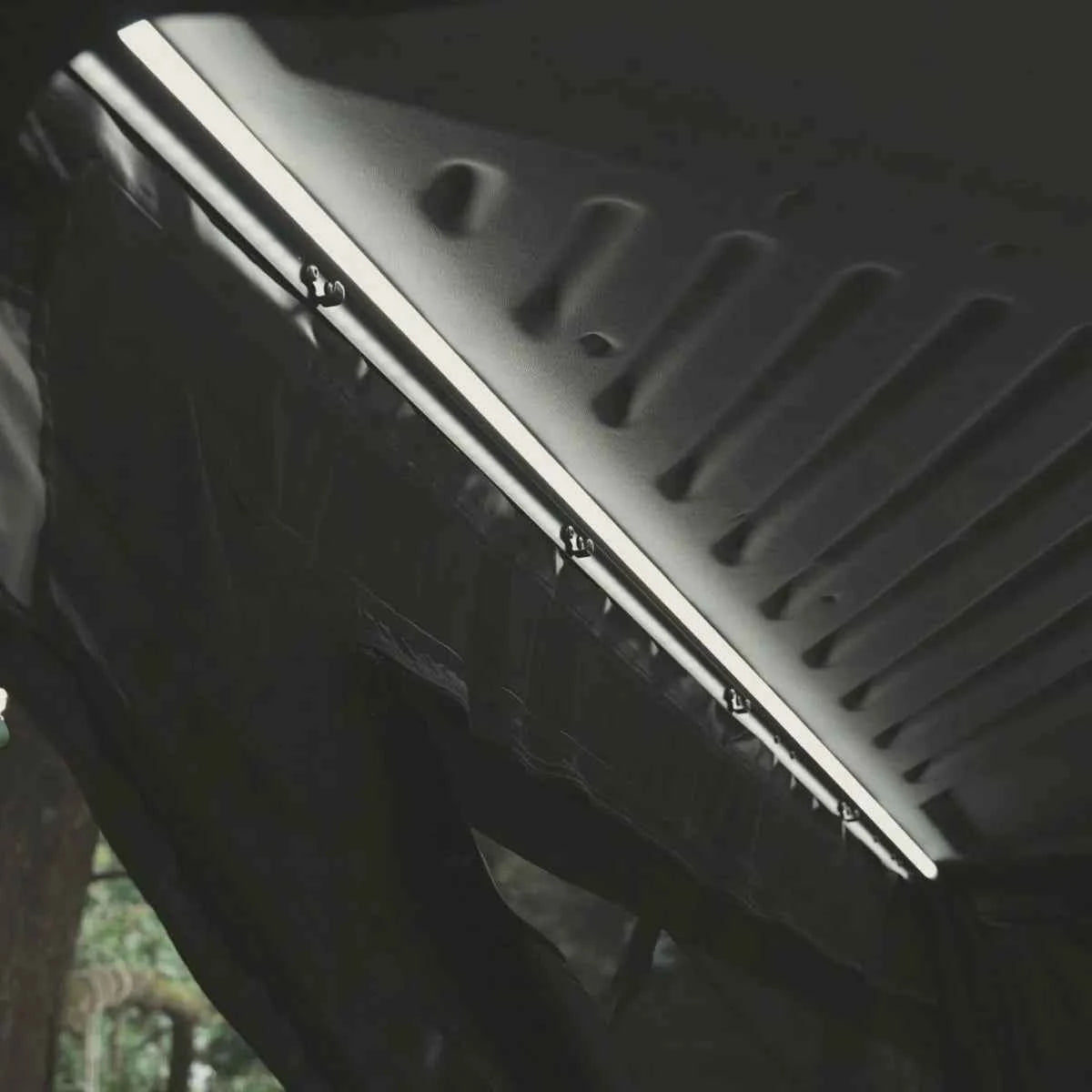 EYRIE Hard Shell Rooftop Tent Quick Setup, Lightweight Overland car Tent to Rent