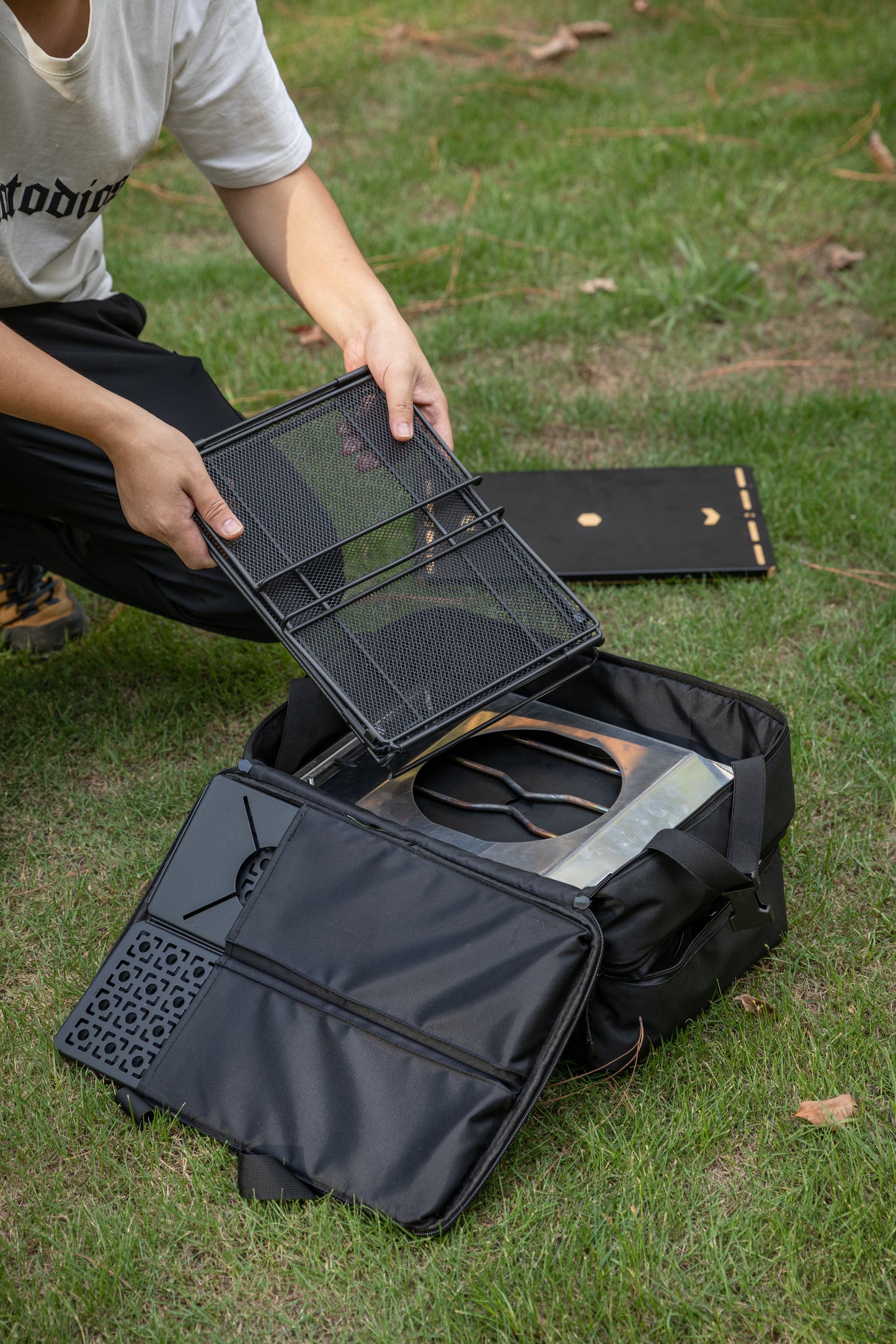 packing and unpacking using Nomadia CampStation Storage Bag - large storage camper bag with compartments