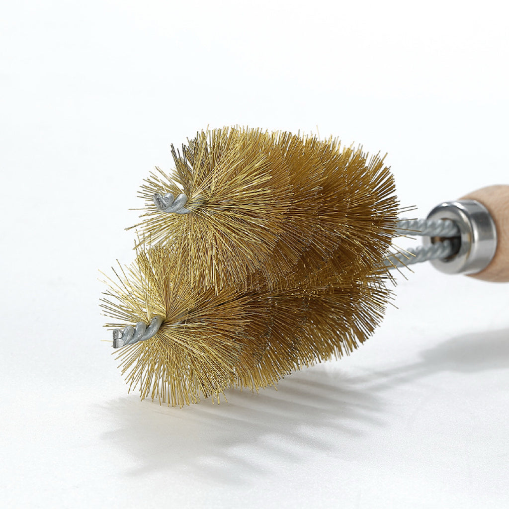close up of the Brass wire brush on Nomadia Flamo 360° BBQ Grill Brush 3 with wooden handle - camping gear - wild camping - bbq grill camping essential