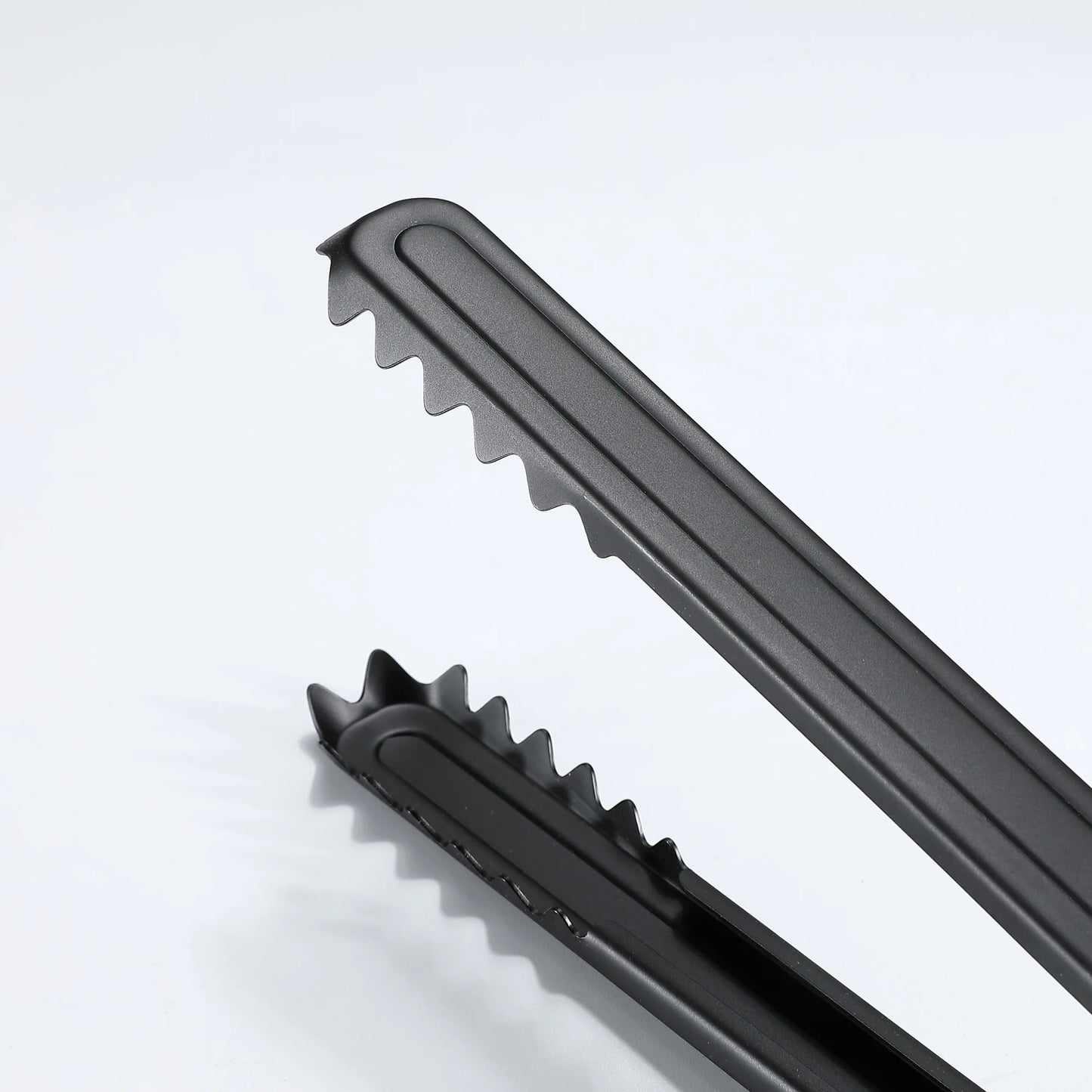 close up of the crocodile grip of Nomadia Flamo Wood Handle Heavy-Duty Outdoor Tongs - camping gear - camping essential - bbq grill accessory