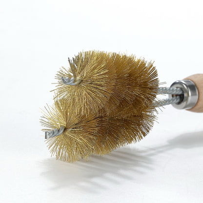 close up of the Brass wire brush on Nomadia Flamo 360° BBQ Grill Brush 3 with wooden handle - camping gear - wild camping - bbq grill camping essential