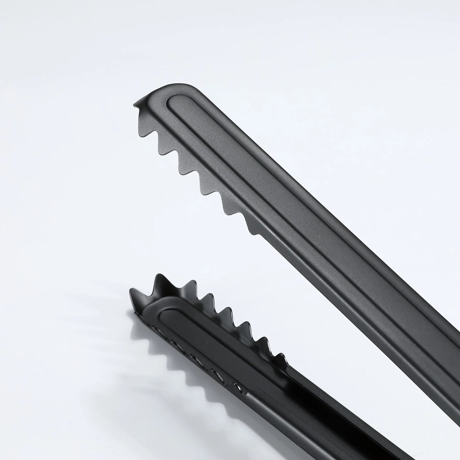 close up of the crocodile grip of Nomadia Flamo Wood Handle Heavy-Duty Outdoor Tongs - camping gear - camping essential - bbq grill accessory
