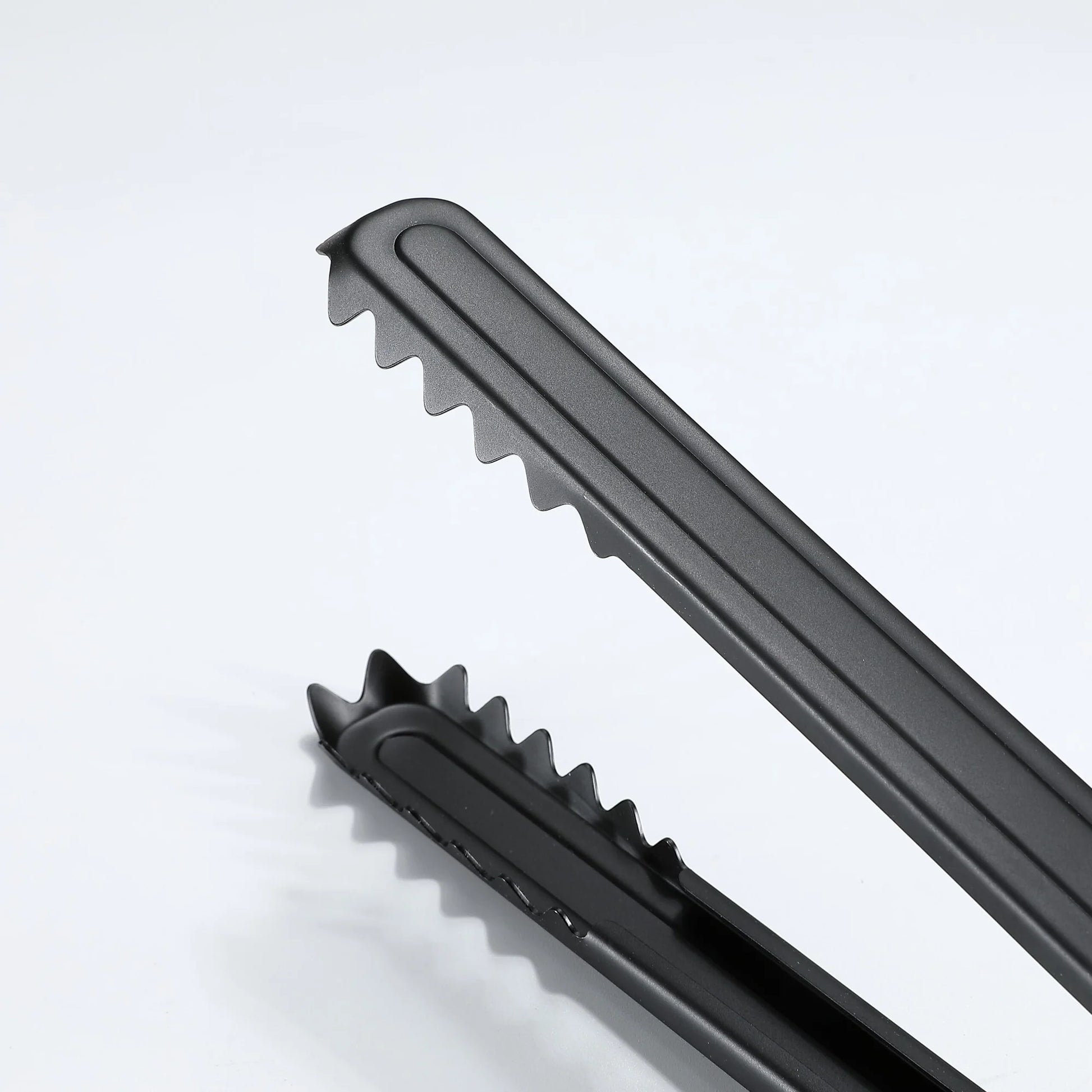 close up of the crocodile grip of Nomadia Flamo Wood Handle Heavy-Duty Outdoor Tongs - camping gear - camping essential - bbq grill accessory